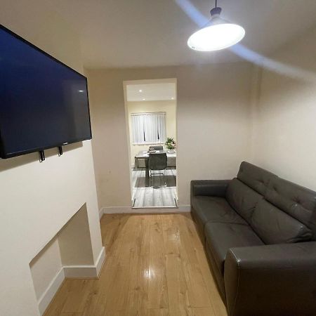 بلمستيد Big 3 Bedroom London House With 2 Bathroom المظهر الخارجي الصورة