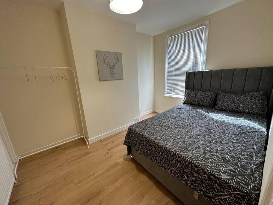 بلمستيد Big 3 Bedroom London House With 2 Bathroom المظهر الخارجي الصورة