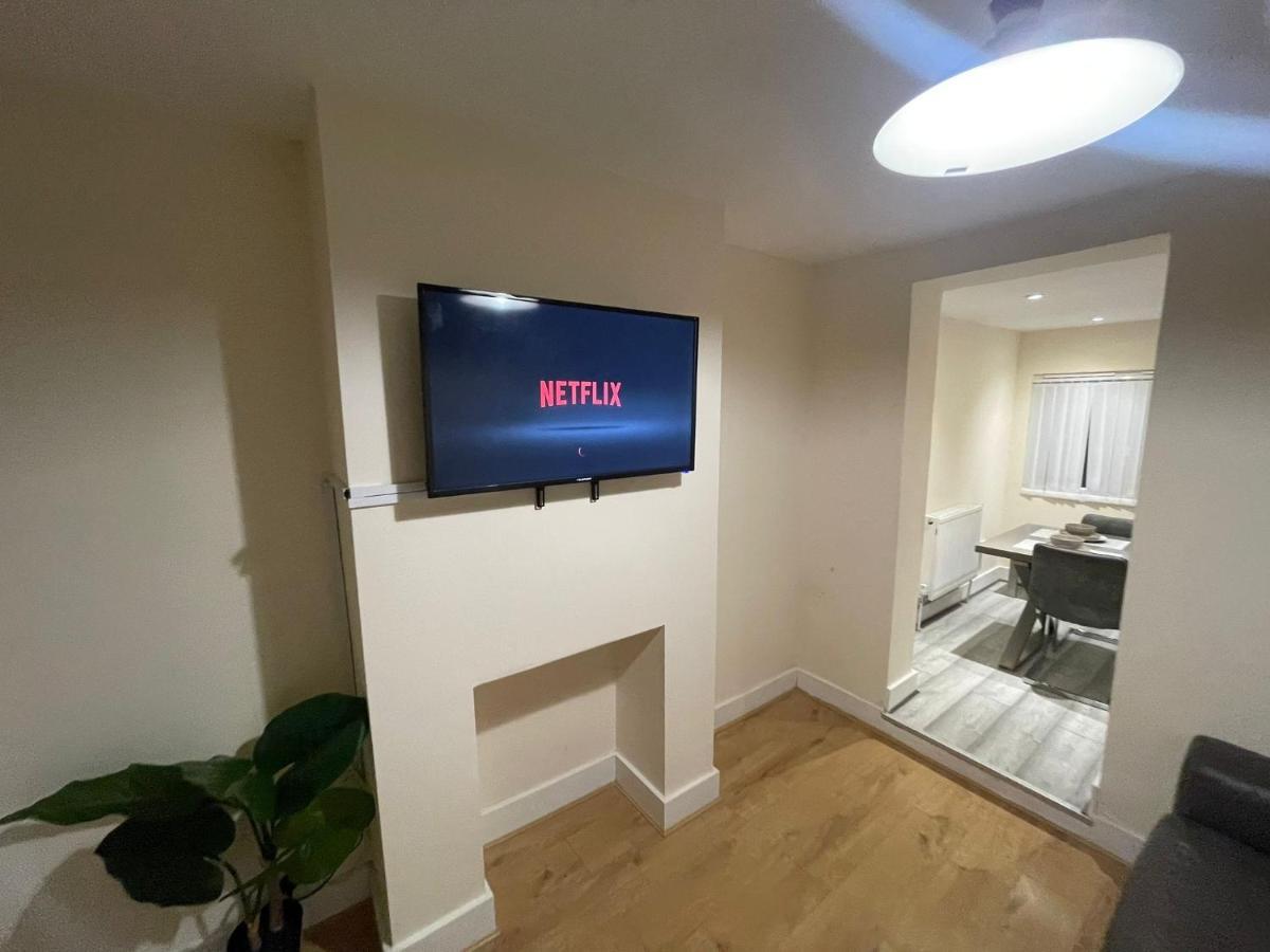 بلمستيد Big 3 Bedroom London House With 2 Bathroom المظهر الخارجي الصورة
