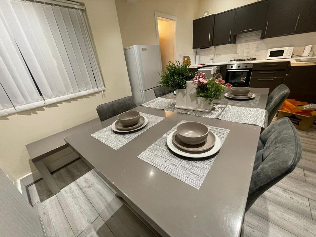 بلمستيد Big 3 Bedroom London House With 2 Bathroom المظهر الخارجي الصورة