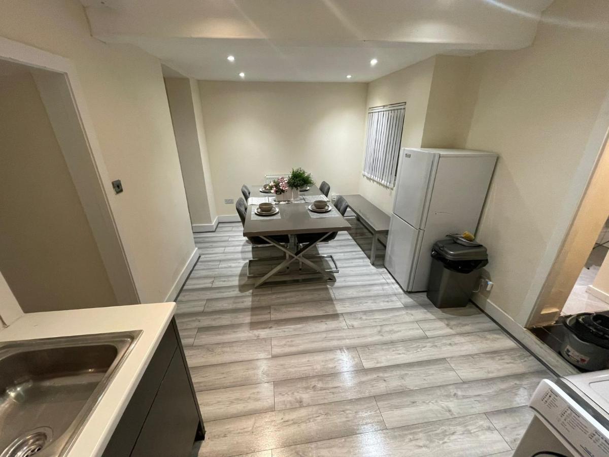 بلمستيد Big 3 Bedroom London House With 2 Bathroom المظهر الخارجي الصورة