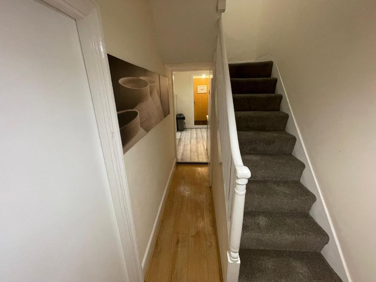 بلمستيد Big 3 Bedroom London House With 2 Bathroom المظهر الخارجي الصورة