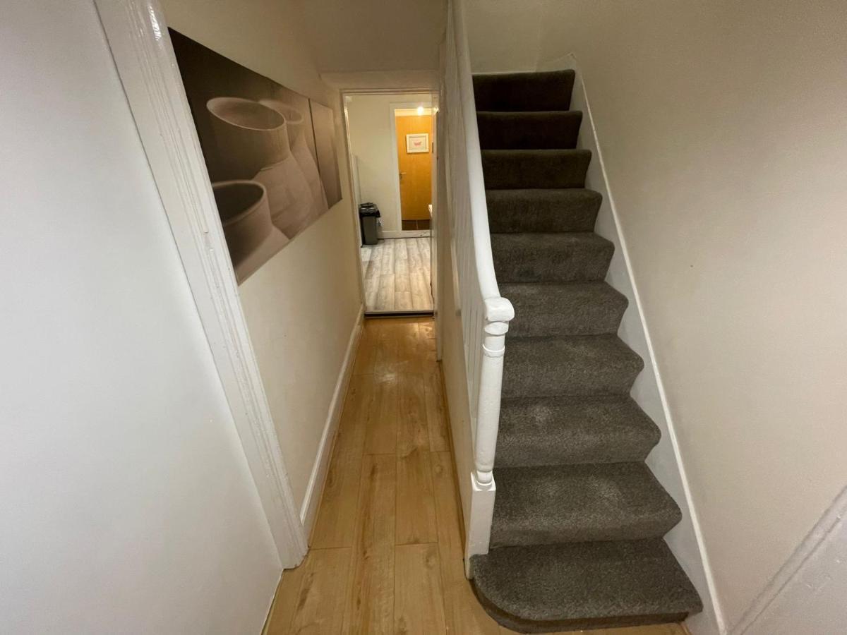 بلمستيد Big 3 Bedroom London House With 2 Bathroom المظهر الخارجي الصورة