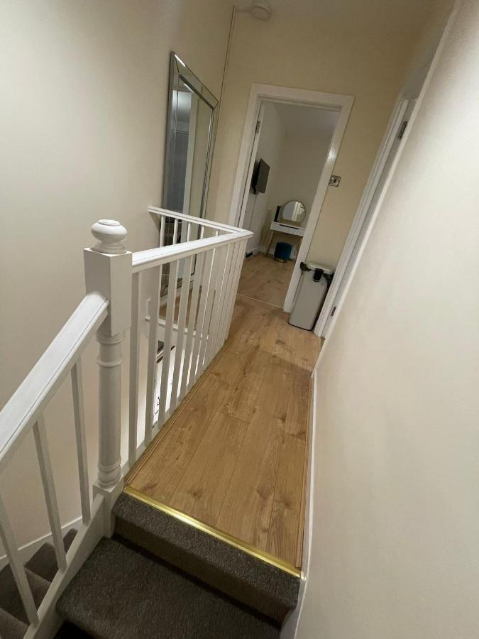 بلمستيد Big 3 Bedroom London House With 2 Bathroom المظهر الخارجي الصورة