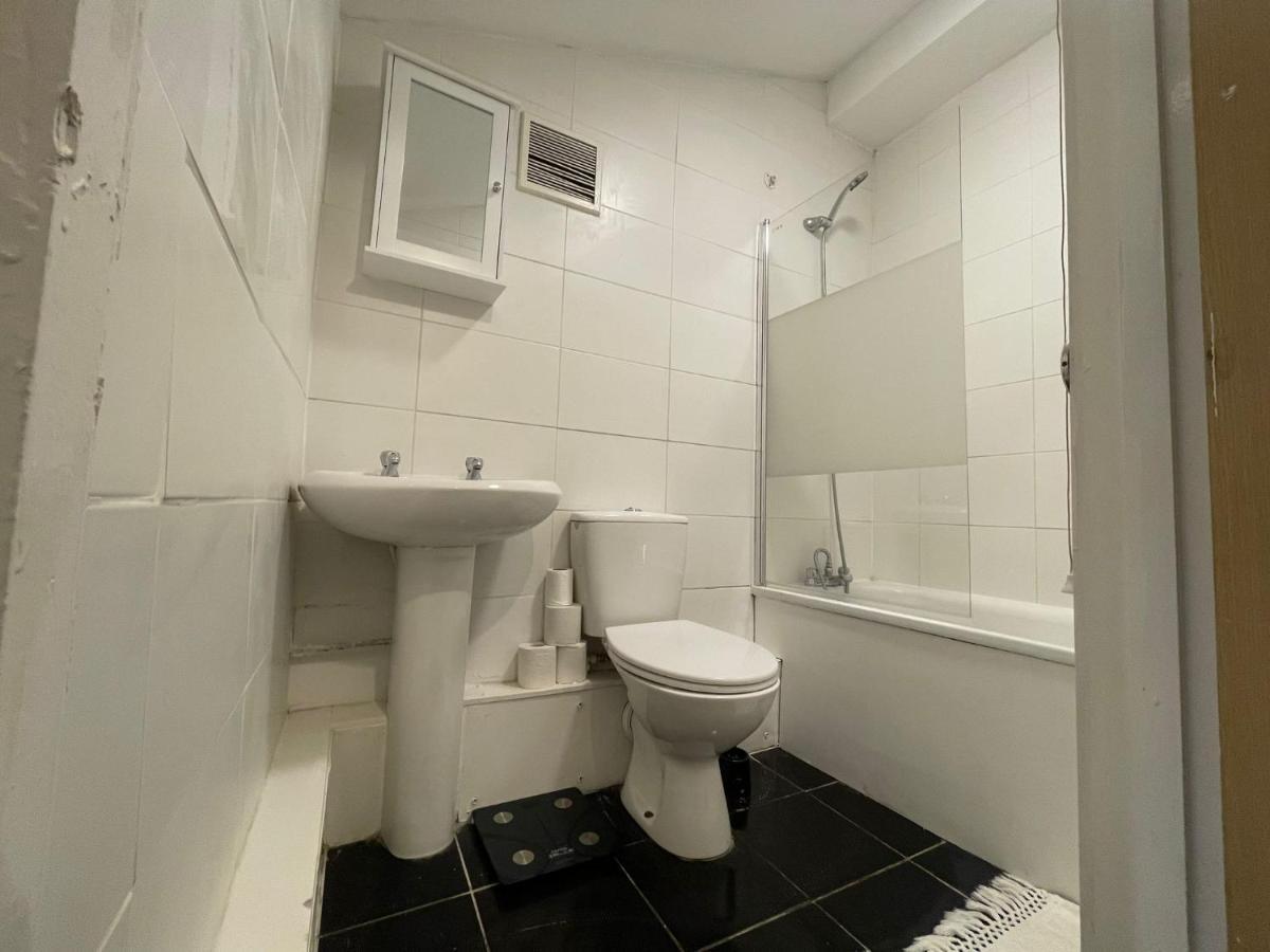 بلمستيد Big 3 Bedroom London House With 2 Bathroom المظهر الخارجي الصورة