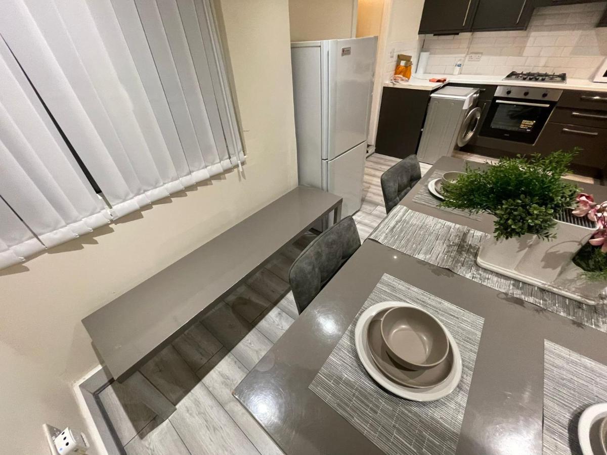 بلمستيد Big 3 Bedroom London House With 2 Bathroom المظهر الخارجي الصورة