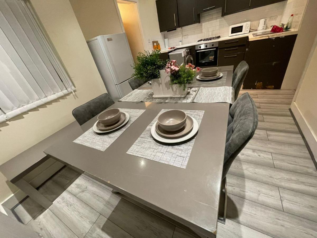 بلمستيد Big 3 Bedroom London House With 2 Bathroom المظهر الخارجي الصورة