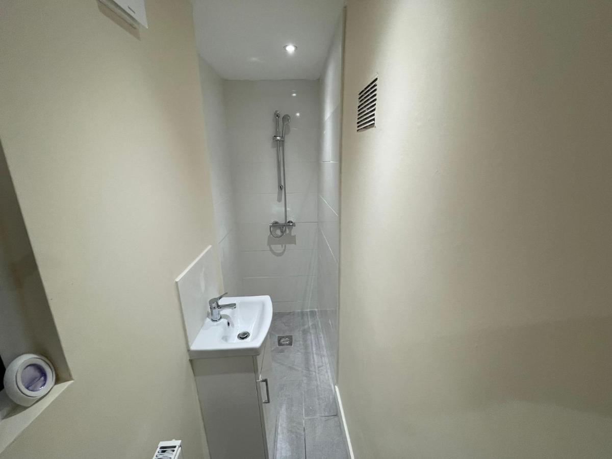 بلمستيد Big 3 Bedroom London House With 2 Bathroom المظهر الخارجي الصورة