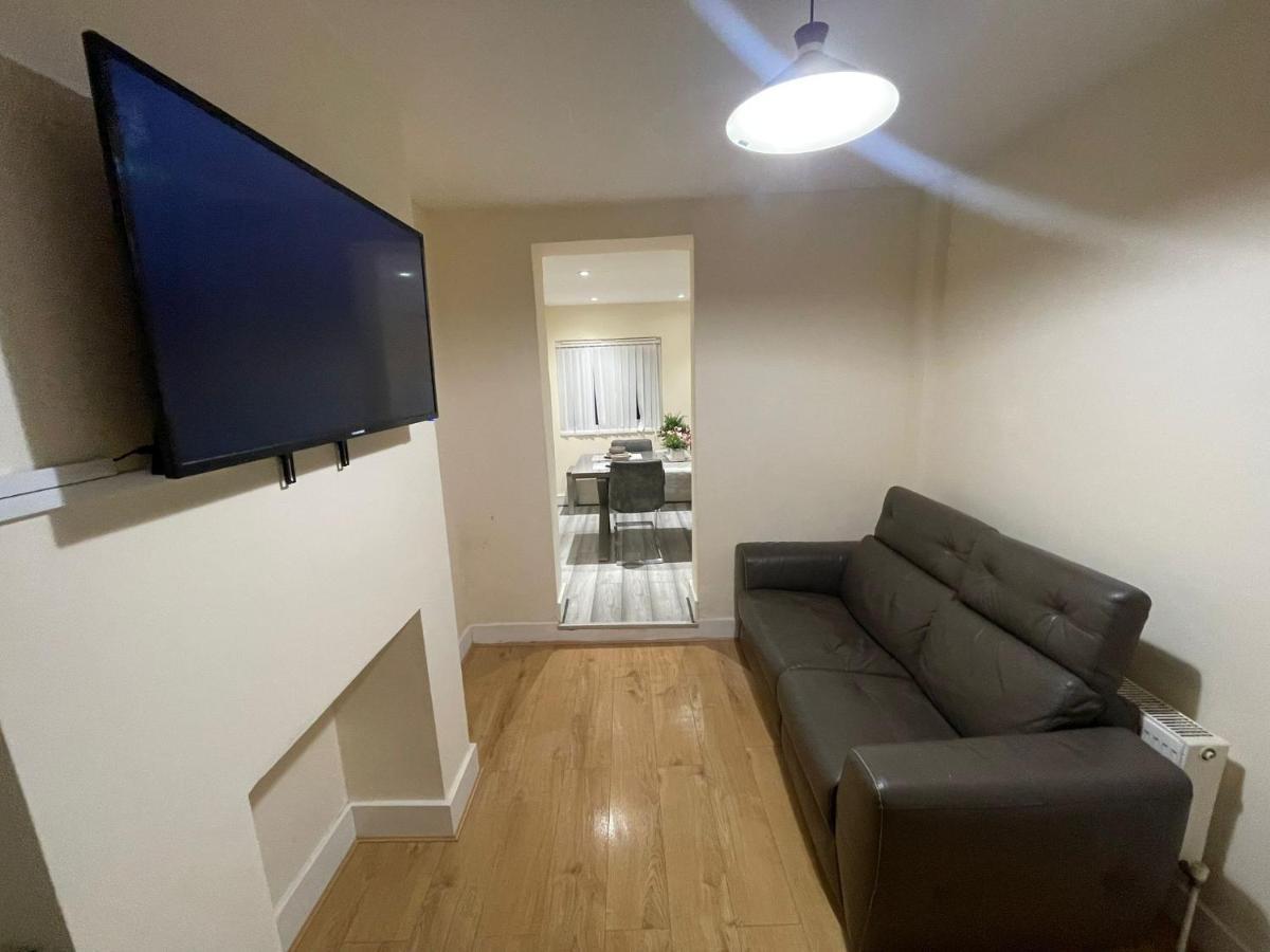 بلمستيد Big 3 Bedroom London House With 2 Bathroom المظهر الخارجي الصورة