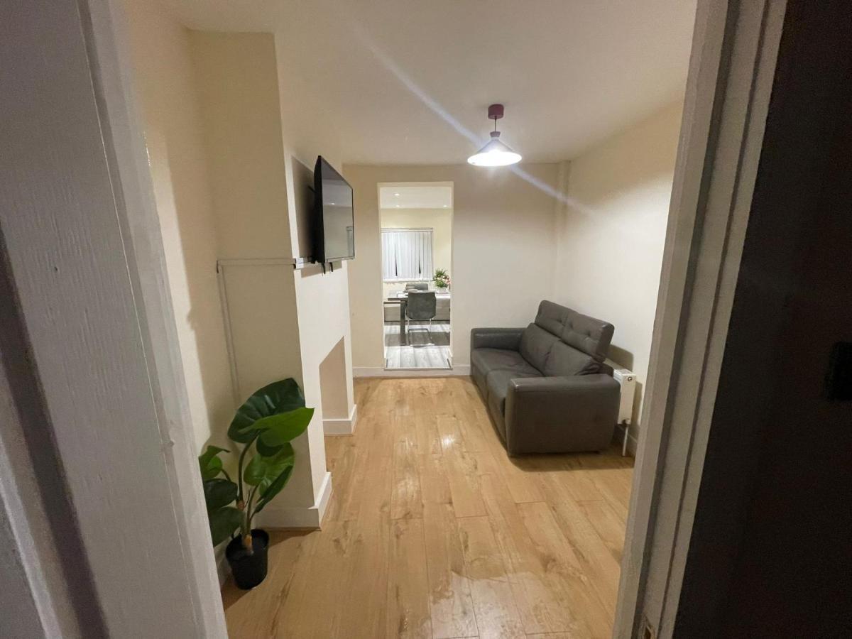 بلمستيد Big 3 Bedroom London House With 2 Bathroom المظهر الخارجي الصورة